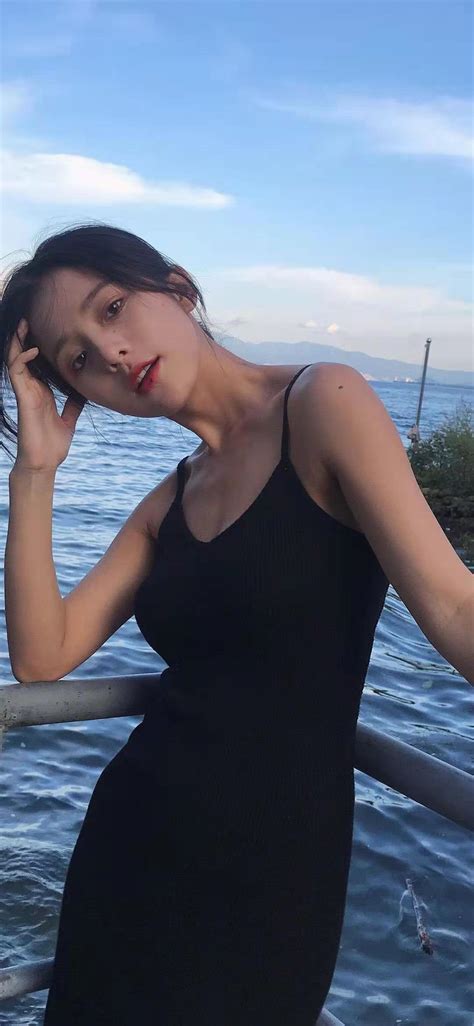 翟晓川今天参加阅兵仪式戴北京青年榜样奖章和首钢劳动模范奖章